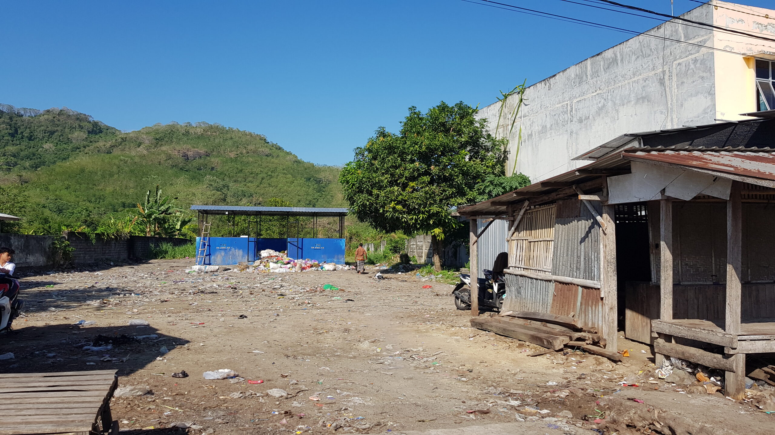 Kelurahan Gerung Selatan Pasang CCTV di TPS Pasar, Pantau Sampah hingga Arus Lalu Lintas 20260622 092257