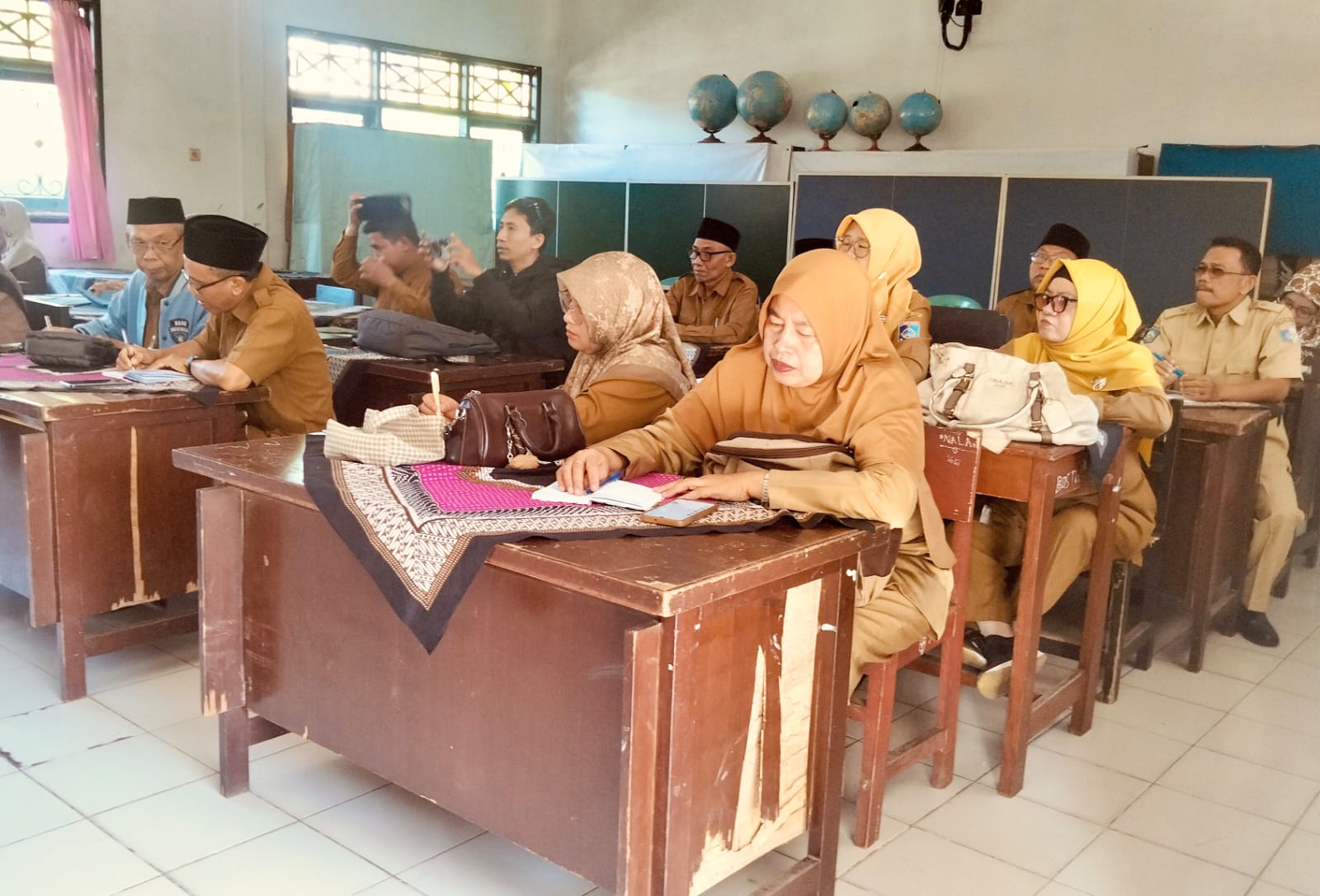 Dinas Dikbud Lombok Barat Sosialisasikan SPMB 2026/2027, Perkuat Komitmen Pendidikan yang Adil dan Transparan whatsapp image 2026 06 10 at 08.19.20 (1)