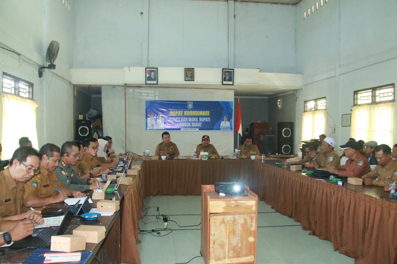 Tingkatkan Akselerasi Pembangunan, Bupati Lombok Barat Gelar Rakor Bersama Kades se-Kecamatan Lingsar whatsapp image 2026 06 23 at 19.10.25